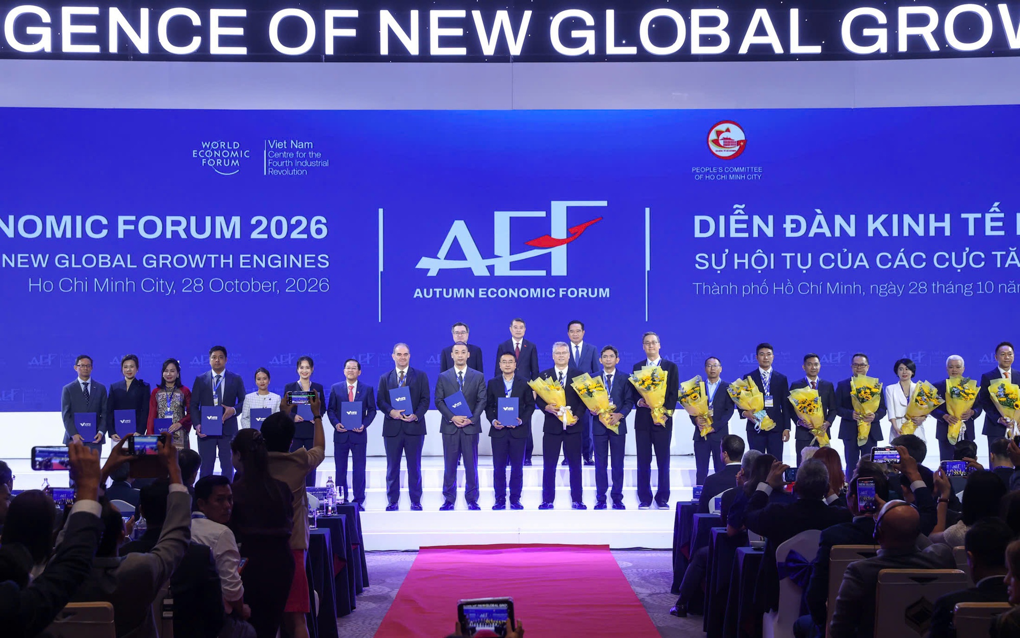 Thủ tướng chứng kiến lễ trao quyết định công nhận 10 thành viên đầu tiên của VIFC-HCMC