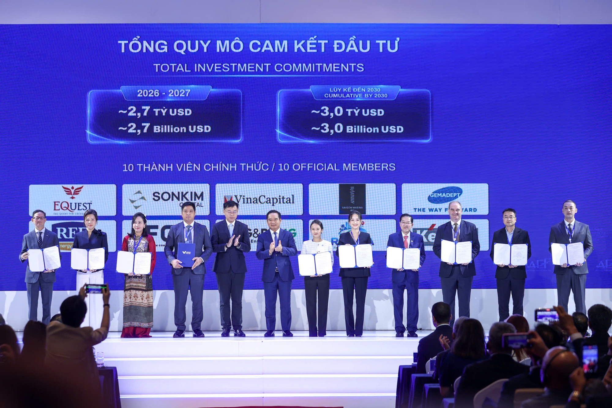 Thủ tướng chứng kiến lễ trao quyết định công nhận 10 thành viên đầu tiên của VIFC-HCMC - Ảnh 3.
