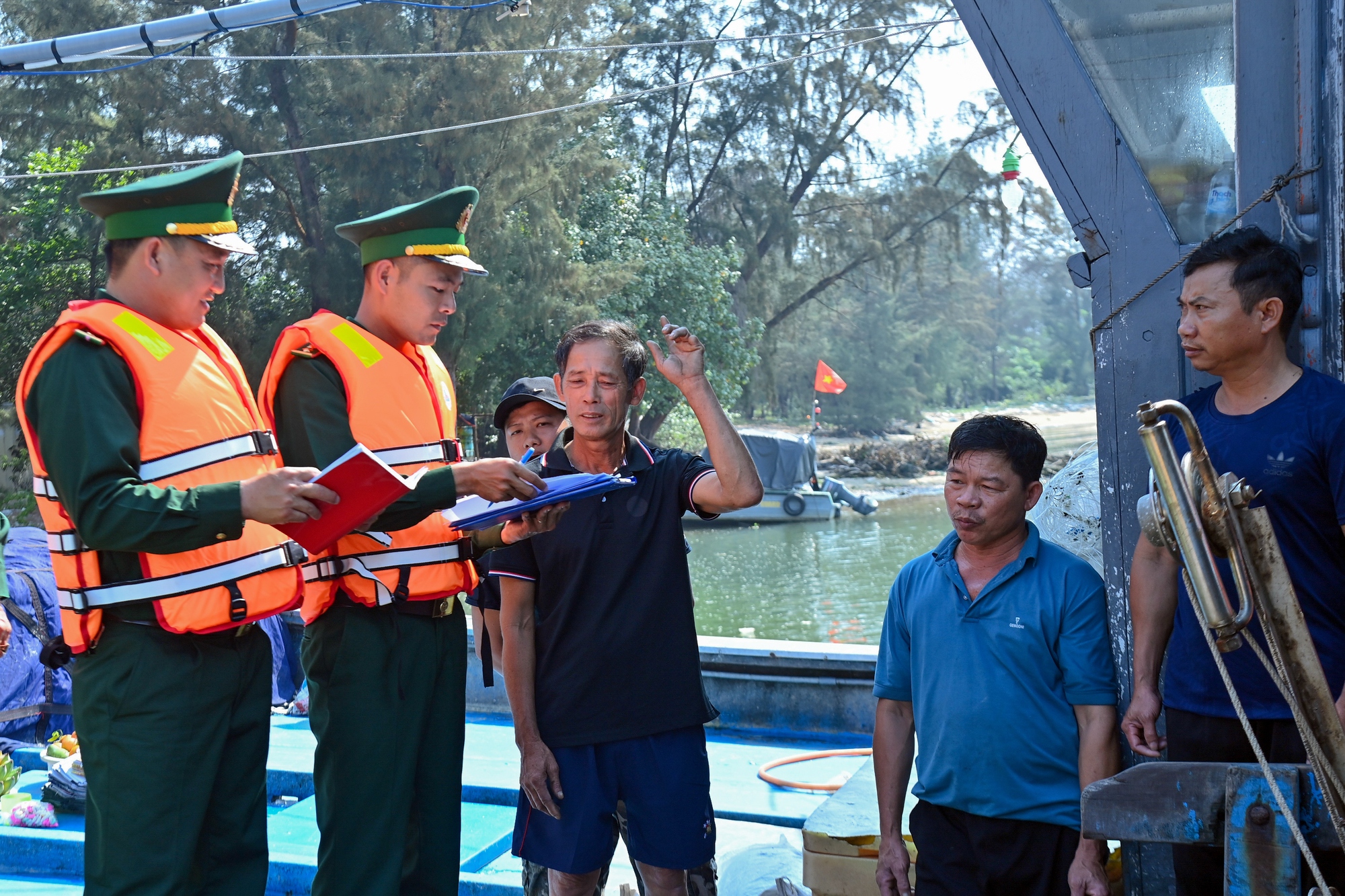 Biên phòng sát cánh cùng ngư dân gỡ 'thẻ vàng' IUU - Ảnh 4.