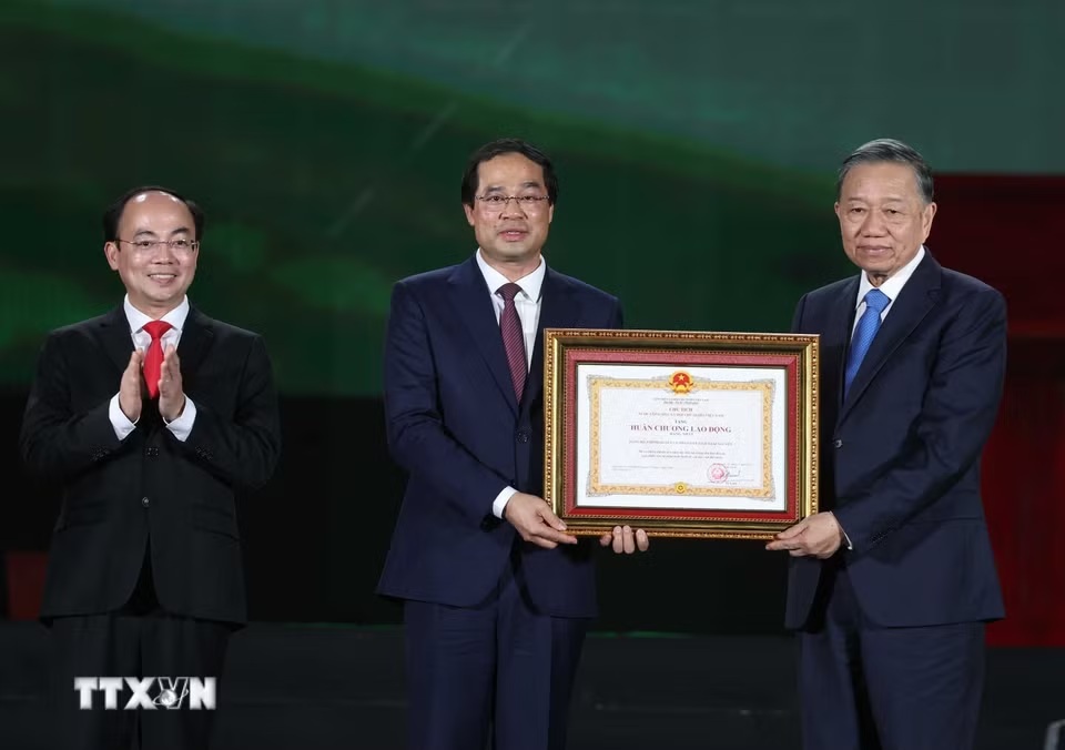 Tổng Bí thư, Chủ tịch nước Tô Lâm trao tặng Huân chương Lao động hạng Nhất tặng Đảng bộ, chính quyền và nhân dân tỉnh Thái Nguyên - Ảnh: TTXVN