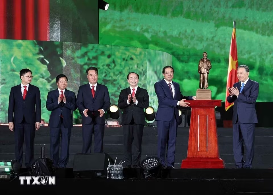 Tổng Bí thư, Chủ tịch nước Tô Lâm tặng bức tượng Chủ tịch Hồ Chí Minh cho Đảng bộ, chính quyền và Nhân dân tỉnh Thái Nguyên - Ảnh: TTXVN