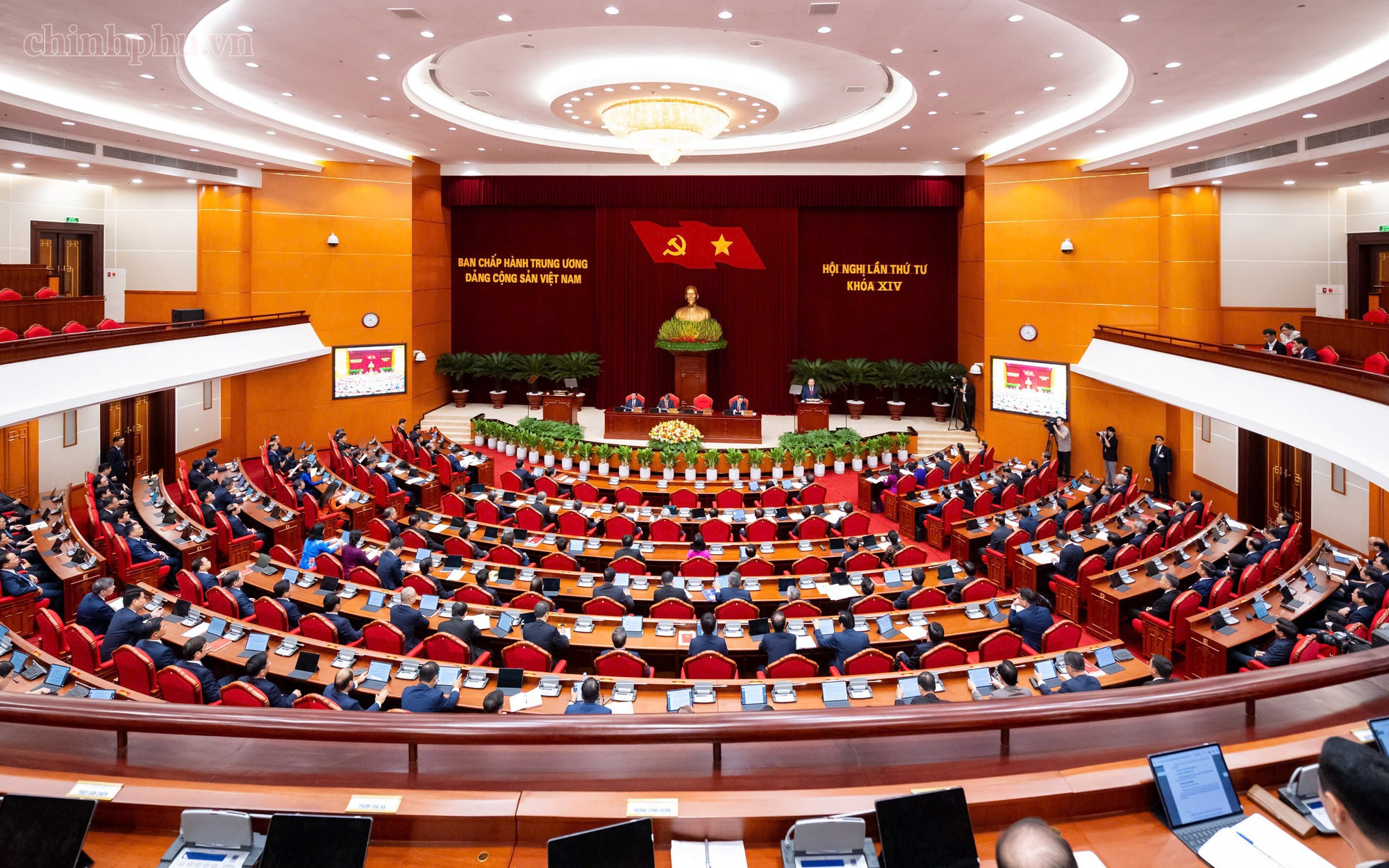Thông cáo báo chí về ngày làm việc thứ nhất Hội nghị lần thứ tư Ban Chấp hành Trung ương Đảng khoá XIV