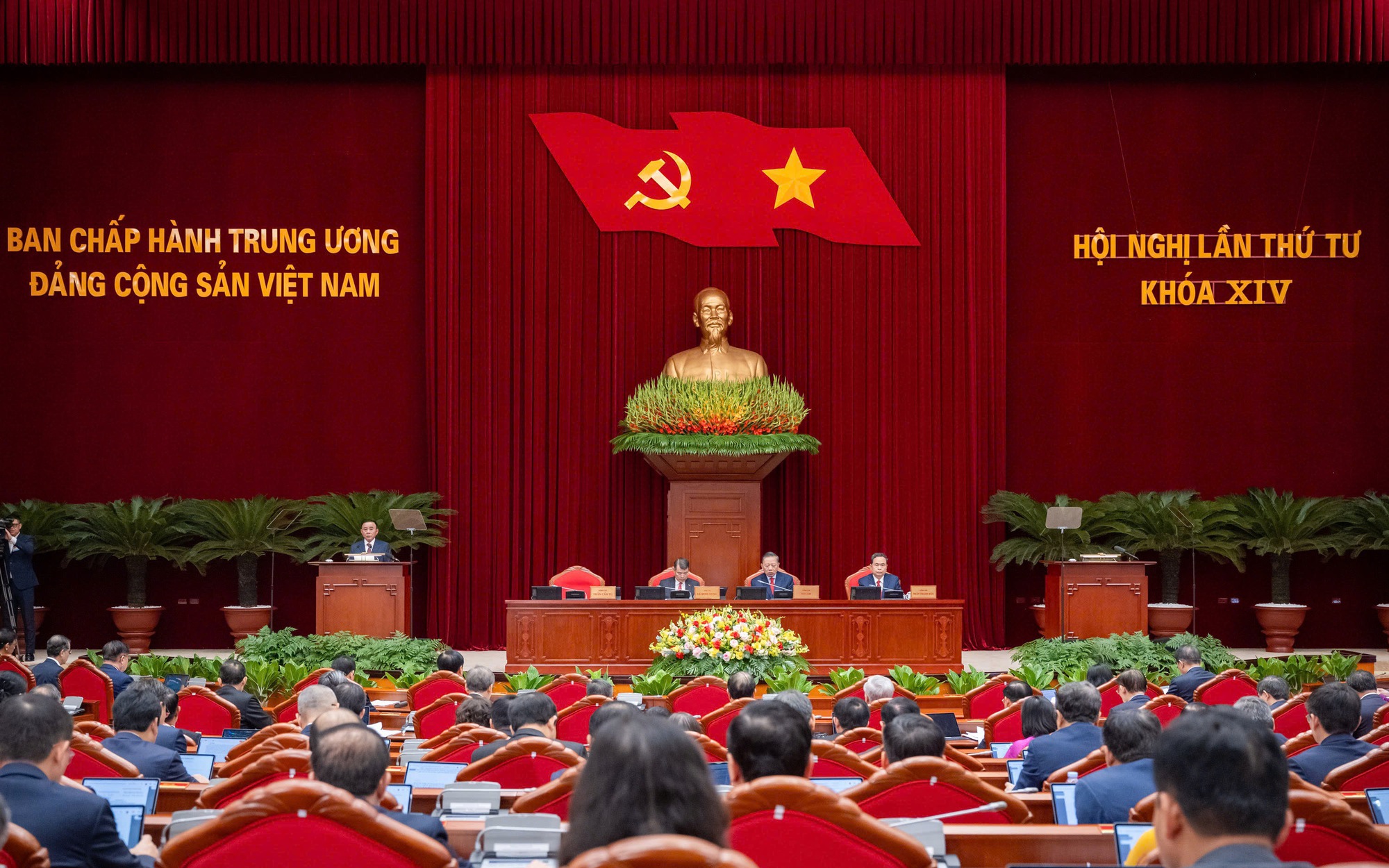 Xây dựng Đảng và hệ thống chính trị đủ sức lãnh đạo, tổ chức thực hiện các mục tiêu phát triển
