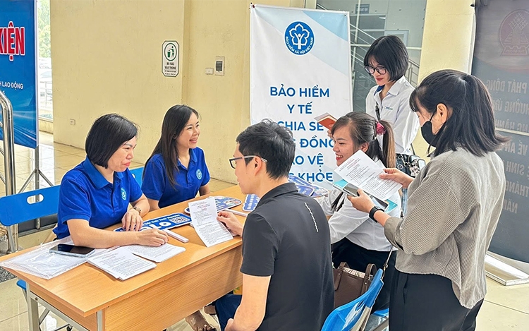 Đi làm ngoài xã an toàn khu, có được hưởng BHYT 100%?