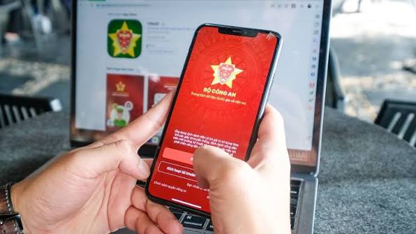 Người dân có thể phản ánh, tố giác tin giả qua ứng dụng VNeID- Ảnh 1.