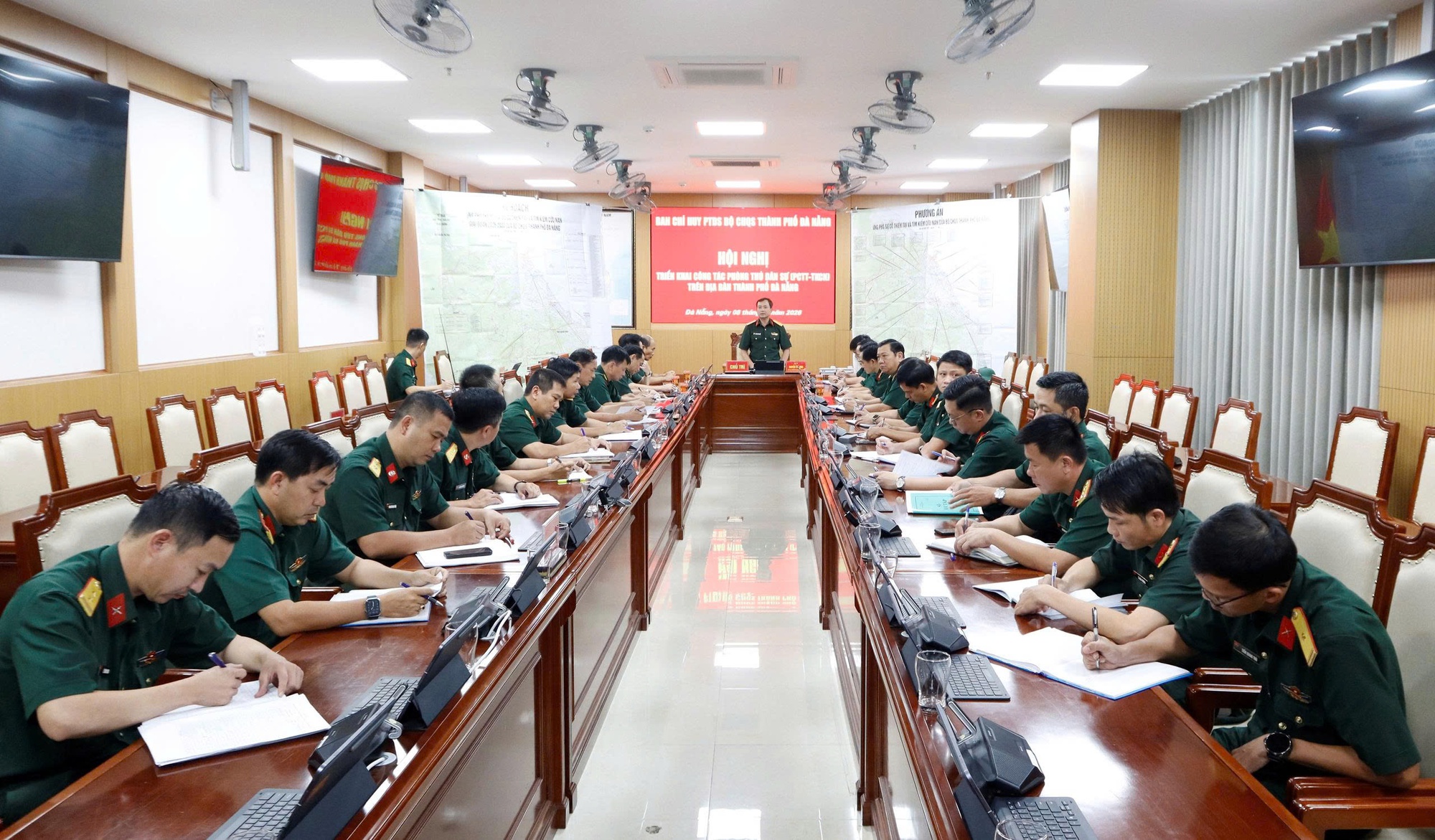 Đà Nẵng sẵn sàng lực lượng, xe thiết giáp ứng phó mưa lớn kéo dài- Ảnh 1.