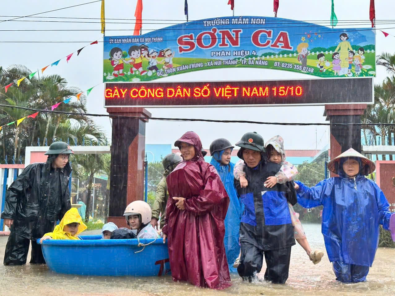 Đà Nẵng sẵn sàng lực lượng, xe thiết giáp ứng phó mưa lớn kéo dài- Ảnh 3.