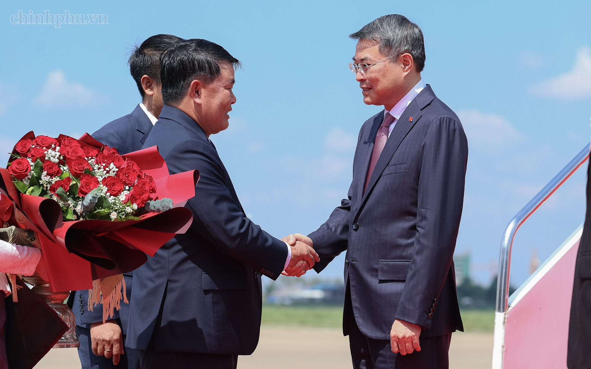 Thủ tướng Lê Minh Hưng tới Thủ đô Vientiane, bắt đầu chuyến thăm chính thức Lào