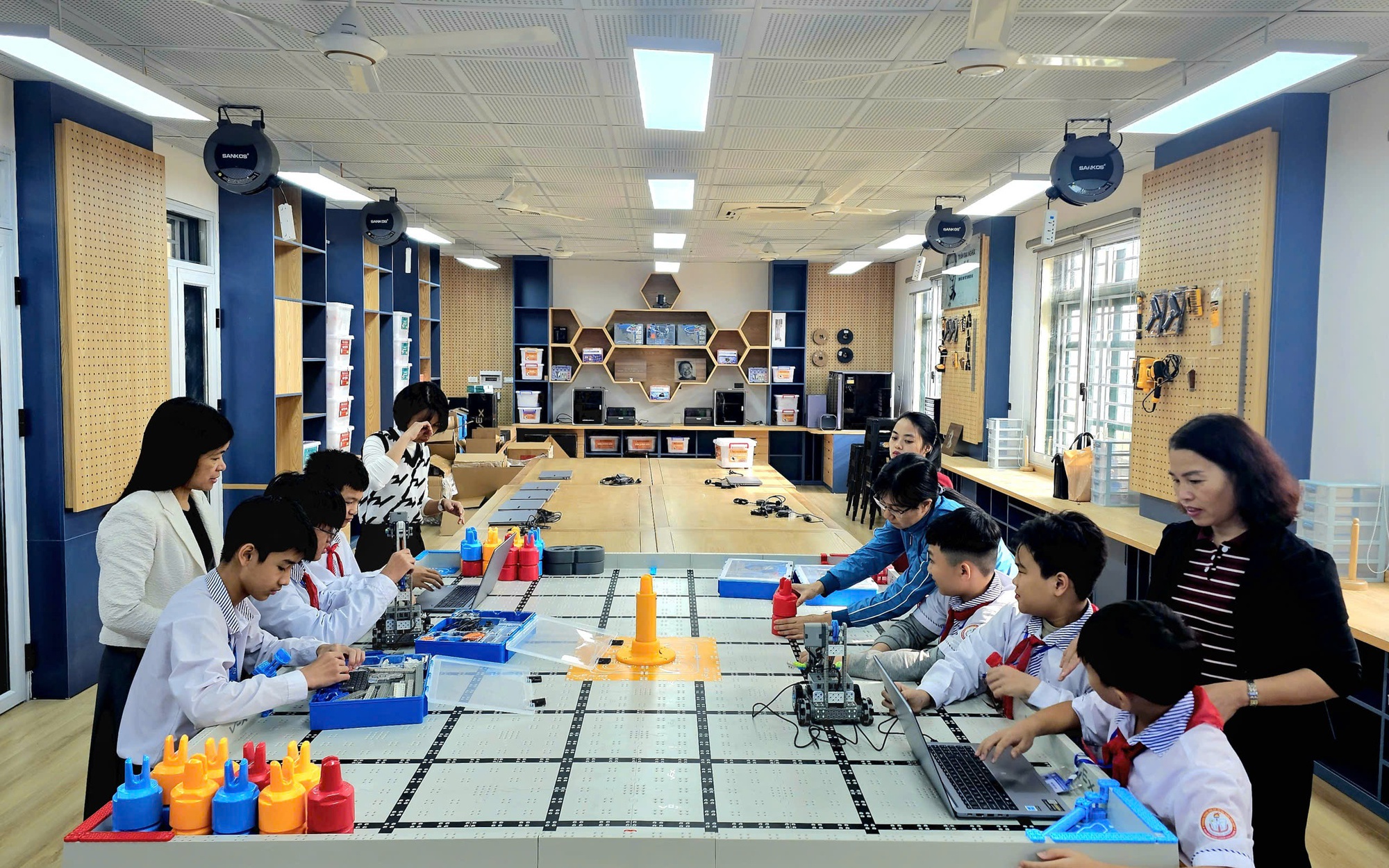Không bắt buộc có phòng STEM riêng, không mua sắm thiết bị đồng loạt