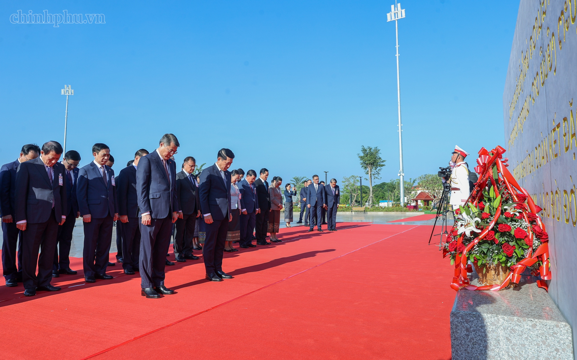 Hai Thủ tướng Việt Nam, Lào dâng hoa tưởng niệm Chủ tịch Hồ Chí Minh, Chủ tịch Kaysone Phomvihane, Chủ tịch Souphanouvong