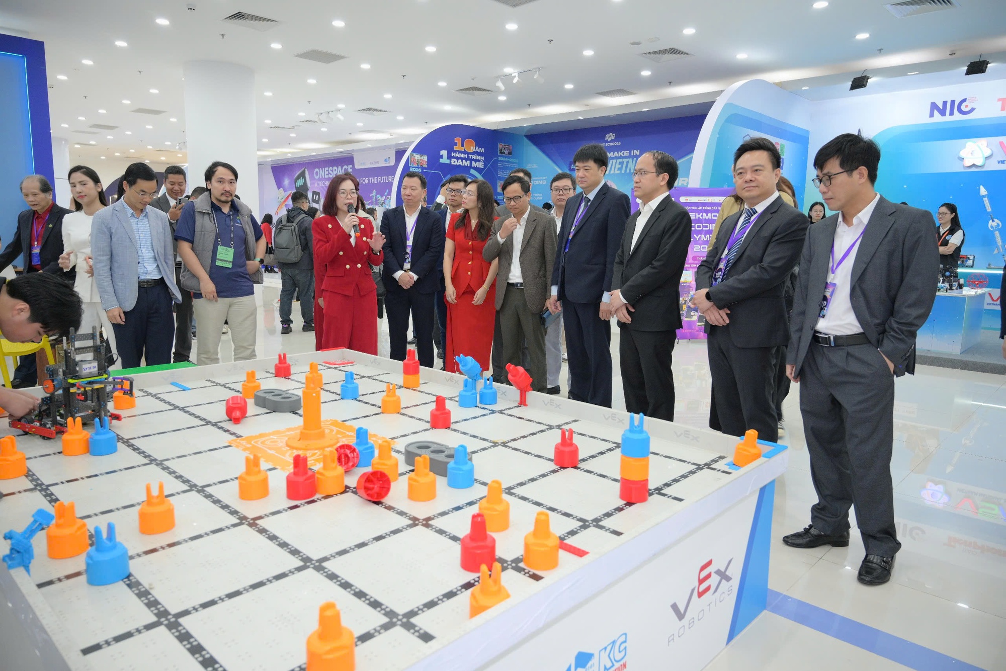 Khai trương Hệ sinh thái STEM và vinh danh các đội thi đạt thành tích cao tại các giải đấu STEM, Robotics quốc tế- Ảnh 2. Khai trương Hệ sinh thái STEM và vinh danh các đội thi đạt thành tích cao tại các giải đấu STEM, Robotics quốc tế- Ảnh 2.