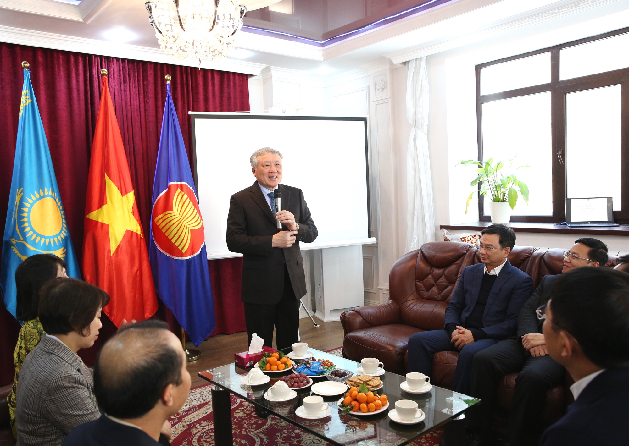 Phát huy vai trò cầu nối hữu nghị thúc đẩy quan hệ hợp tác toàn diện Việt Nam - Kazakhstan- Ảnh 1.