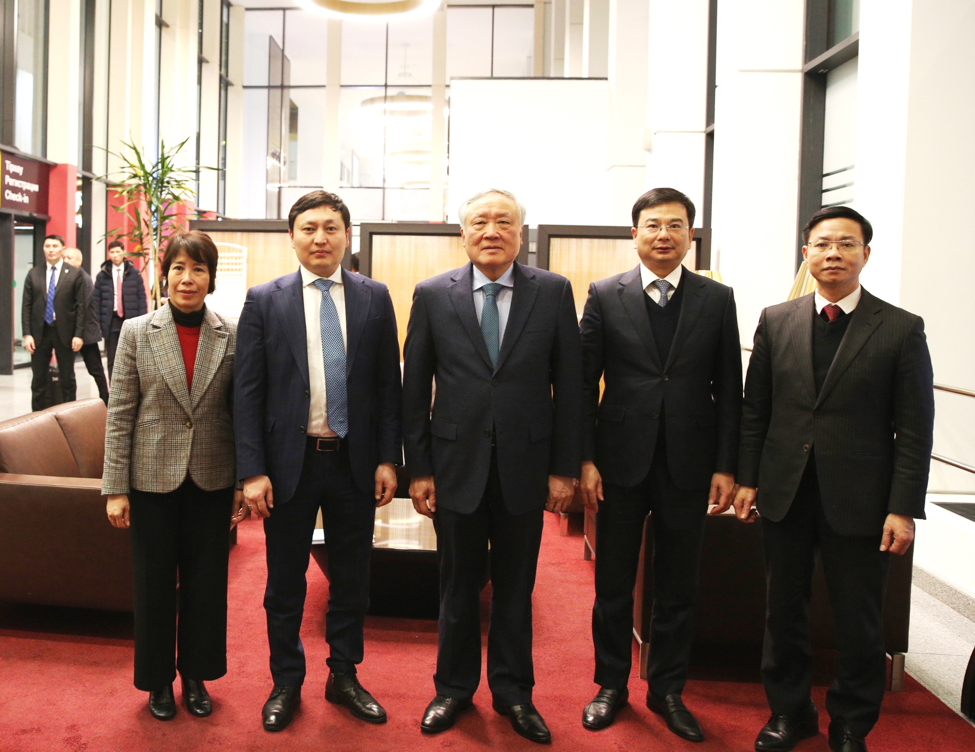 Phó Thủ tướng Thường trực Nguyễn Hoà Bình bắt đầu chuyến thăm làm việc tại Kazakhstan- Ảnh 3. Phó Thủ tướng Thường trực Nguyễn Hoà Bình bắt đầu chuyến thăm làm việc tại Kazakhstan- Ảnh 3.