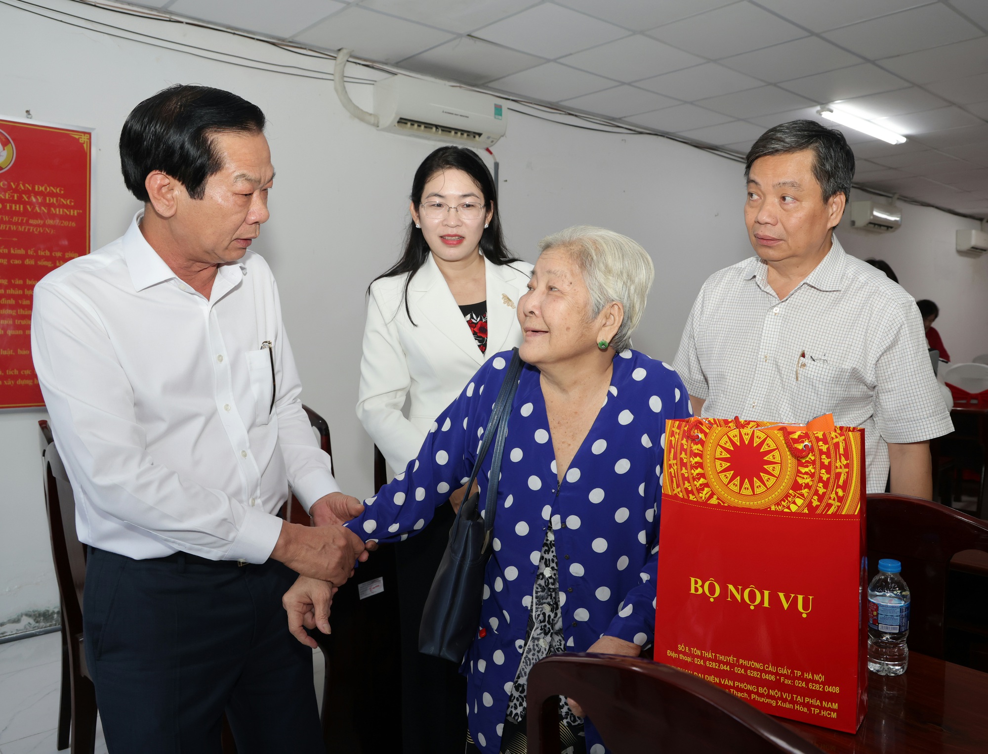 Bộ trưởng Bộ Nội vụ: Chăm lo người có công là trách nhiệm, đạo lý của toàn xã hội- Ảnh 2.