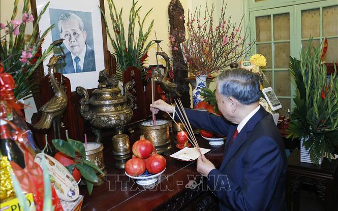 Tổng Bí thư Tô Lâm thắp hương tưởng nhớ các đồng chí lãnh đạo Đảng, Nhà nước