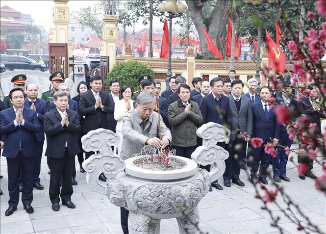 Tổng Bí thư Tô Lâm dâng hương tưởng niệm các đồng chí lãnh đạo tiền bối- Ảnh 10.