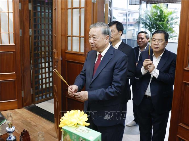 Tổng Bí thư Tô Lâm thắp hương tưởng nhớ các đồng chí lãnh đạo Đảng, Nhà nước- Ảnh 9.