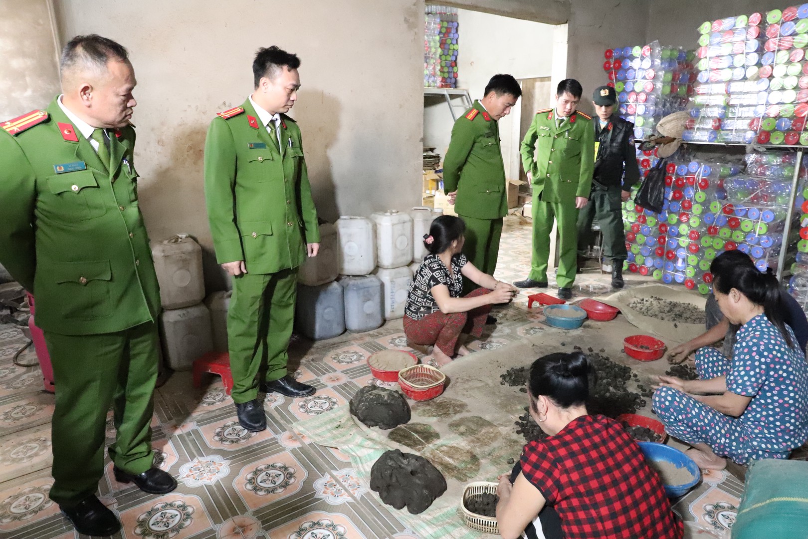 Triệt phá cơ sở sản xuất, buôn bán thuốc đông y giả, thu giữ hơn 2 tấn tang vật- Ảnh 2.