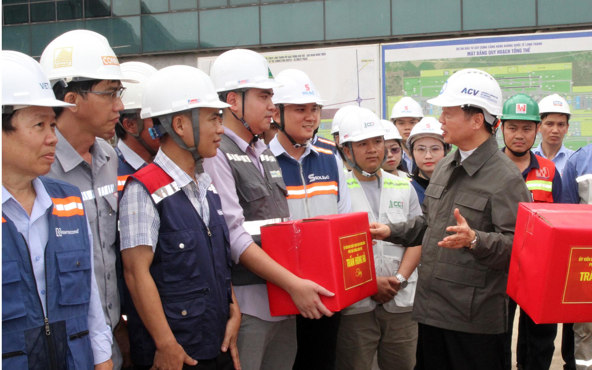 Phó Thủ tướng Trần Hồng Hà động viên, chúc Tết người lao động trên công trường sân bay Long Thành- Ảnh 4.