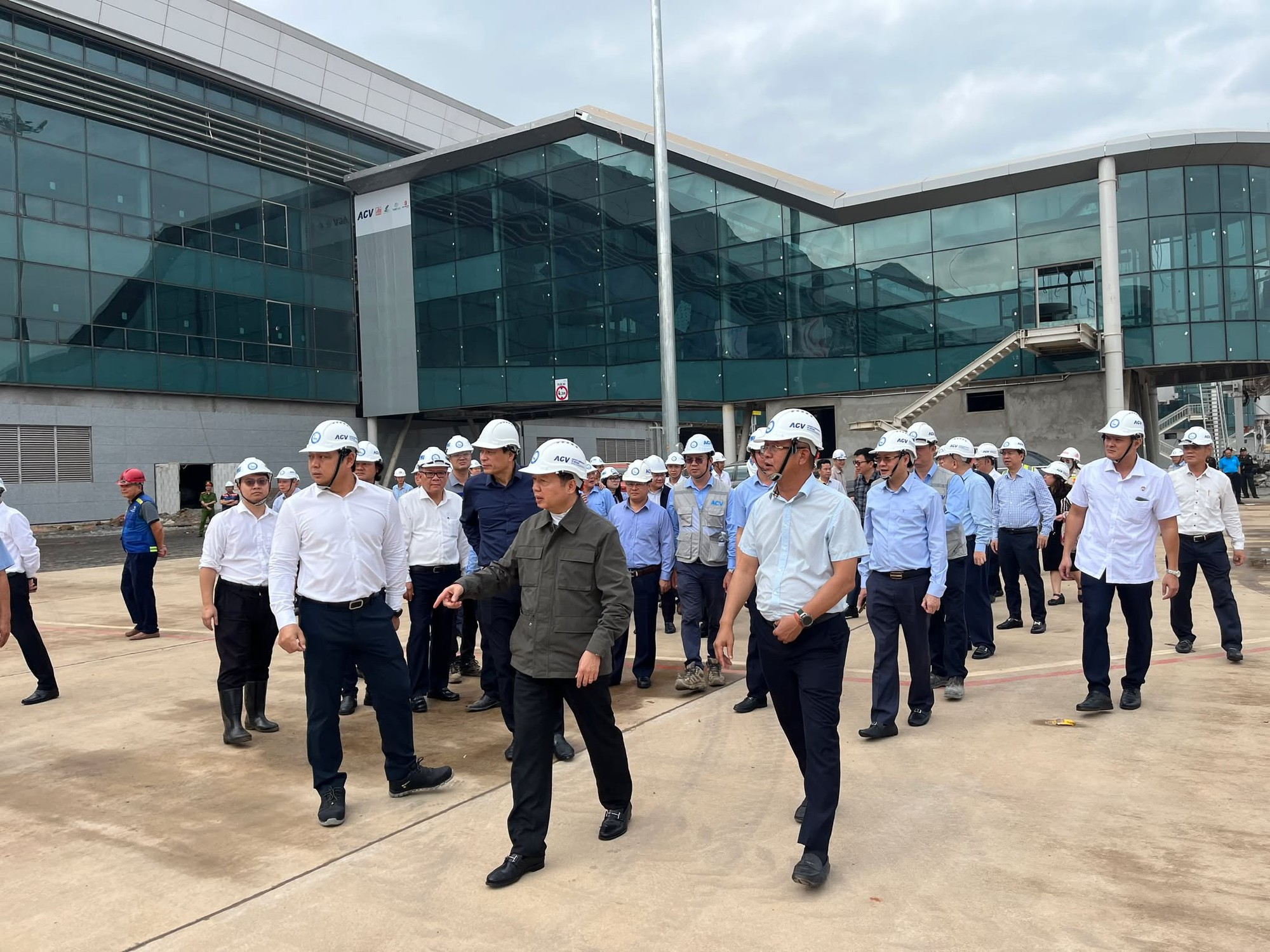 Phó Thủ tướng Trần Hồng Hà động viên, chúc Tết người lao động trên công trường sân bay Long Thành- Ảnh 1.