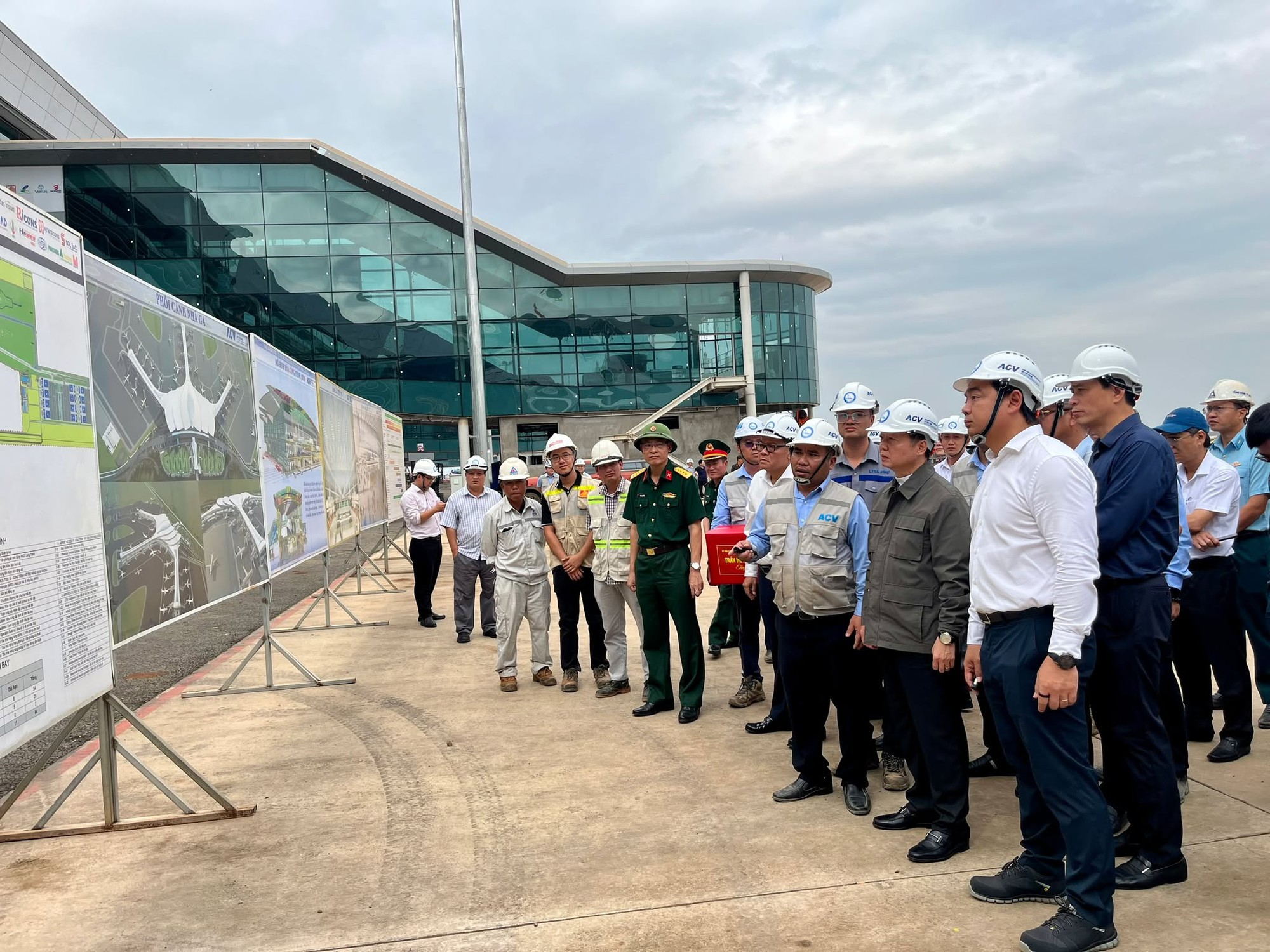 Phó Thủ tướng Trần Hồng Hà động viên, chúc Tết người lao động trên công trường sân bay Long Thành- Ảnh 3.