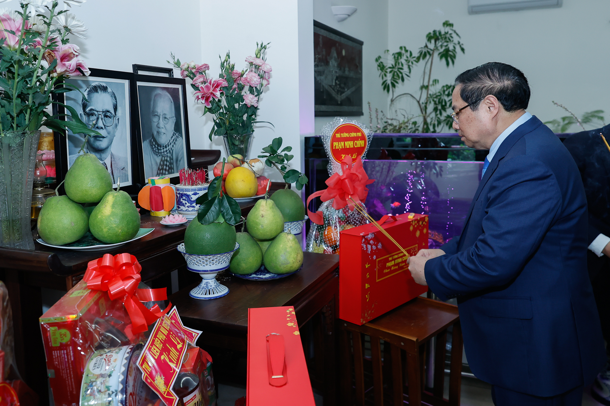 Thủ tướng Phạm Minh Chính dâng hương các cố lãnh đạo Đảng, Nhà nước và thăm, chúc Tết nguyên lãnh đạo Đảng, Nhà nước- Ảnh 1.