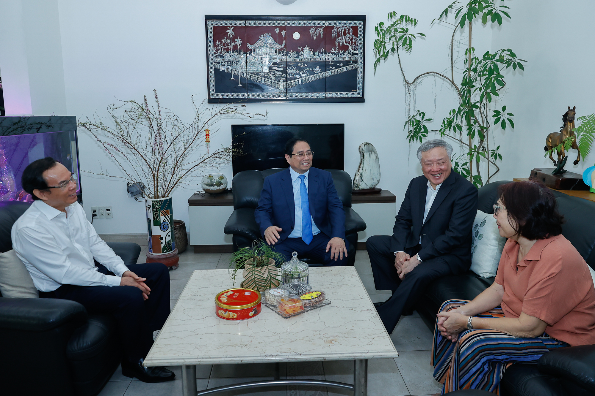 Thủ tướng Phạm Minh Chính dâng hương các cố lãnh đạo Đảng, Nhà nước và thăm, chúc Tết nguyên lãnh đạo Đảng, Nhà nước- Ảnh 2.