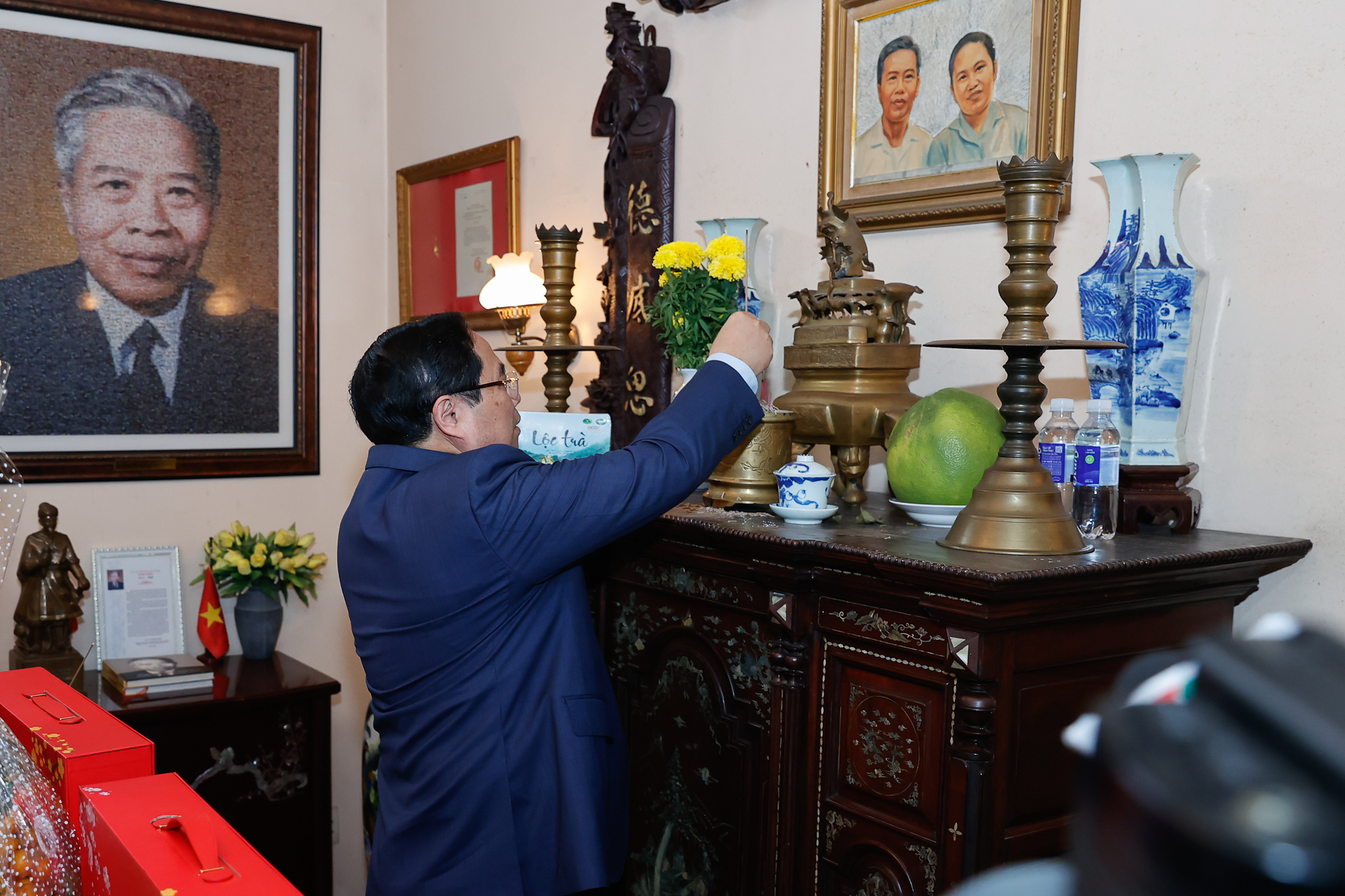 Thủ tướng Phạm Minh Chính dâng hương các cố lãnh đạo Đảng, Nhà nước và thăm, chúc Tết nguyên lãnh đạo Đảng, Nhà nước- Ảnh 3.