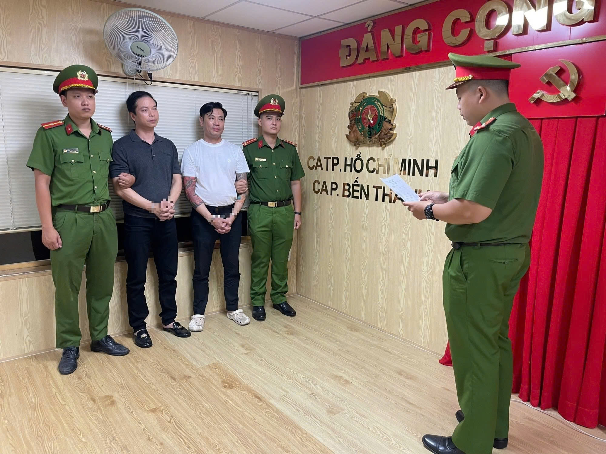 Bắt khẩn cấp 2 đối tượng trong vụ tài xế xe Bentley đánh người ở TPHCM- Ảnh 1. Bắt khẩn cấp 2 đối tượng trong vụ tài xế xe Bentley đánh người ở TPHCM- Ảnh 1.