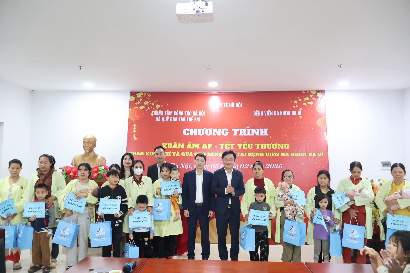 Bệnh viện sáng đèn xuyên Tết, vì sức khỏe người dân- Ảnh 1.