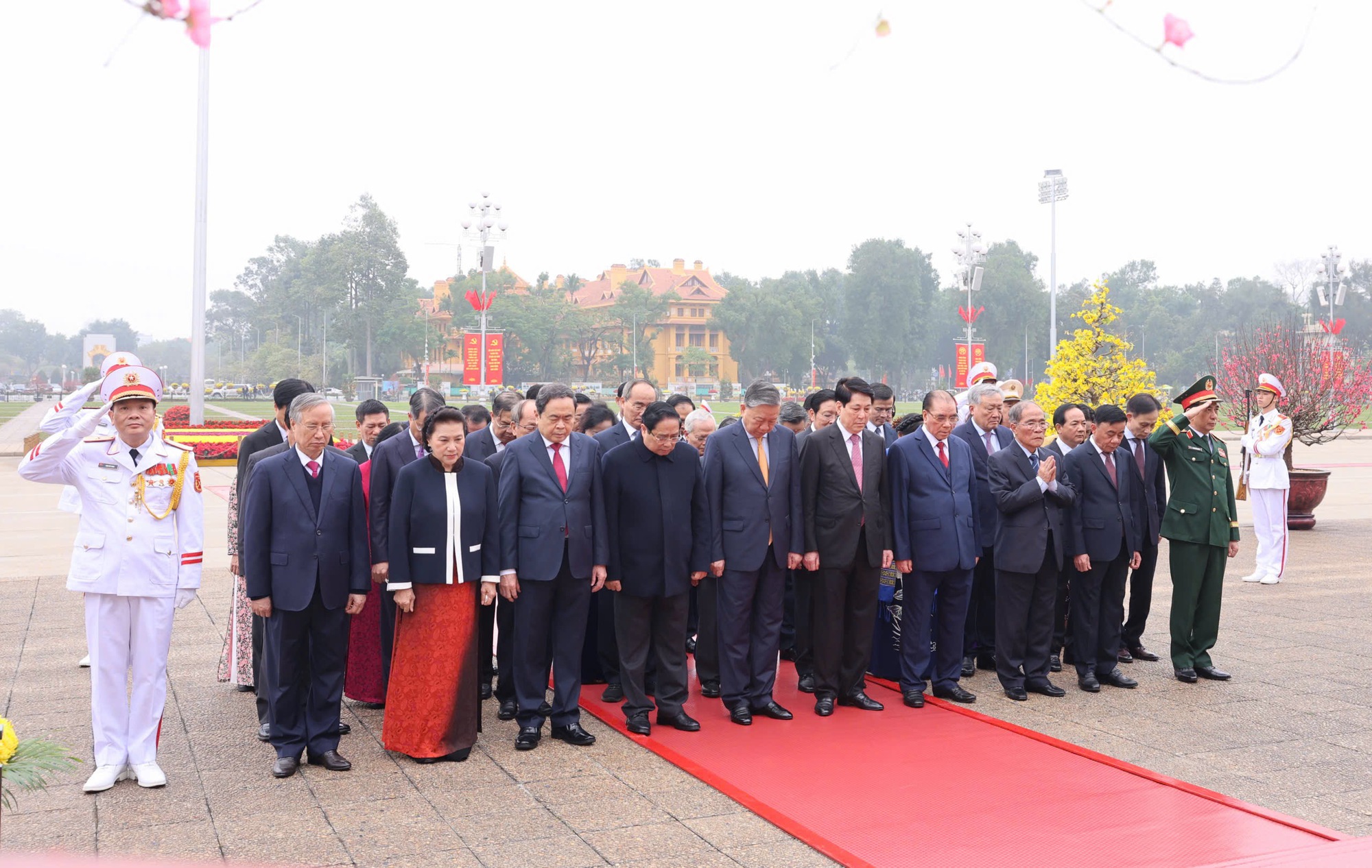 Lãnh đạo Đảng, Nhà nước vào Lăng viếng Chủ tịch Hồ Chí Minh nhân dịp Tết Nguyên đán Bính Ngọ- Ảnh 2.