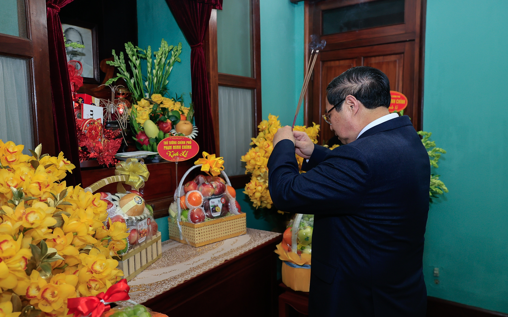 Thủ tướng Phạm Minh Chính dâng hương tưởng nhớ Chủ tịch Hồ Chí Minh