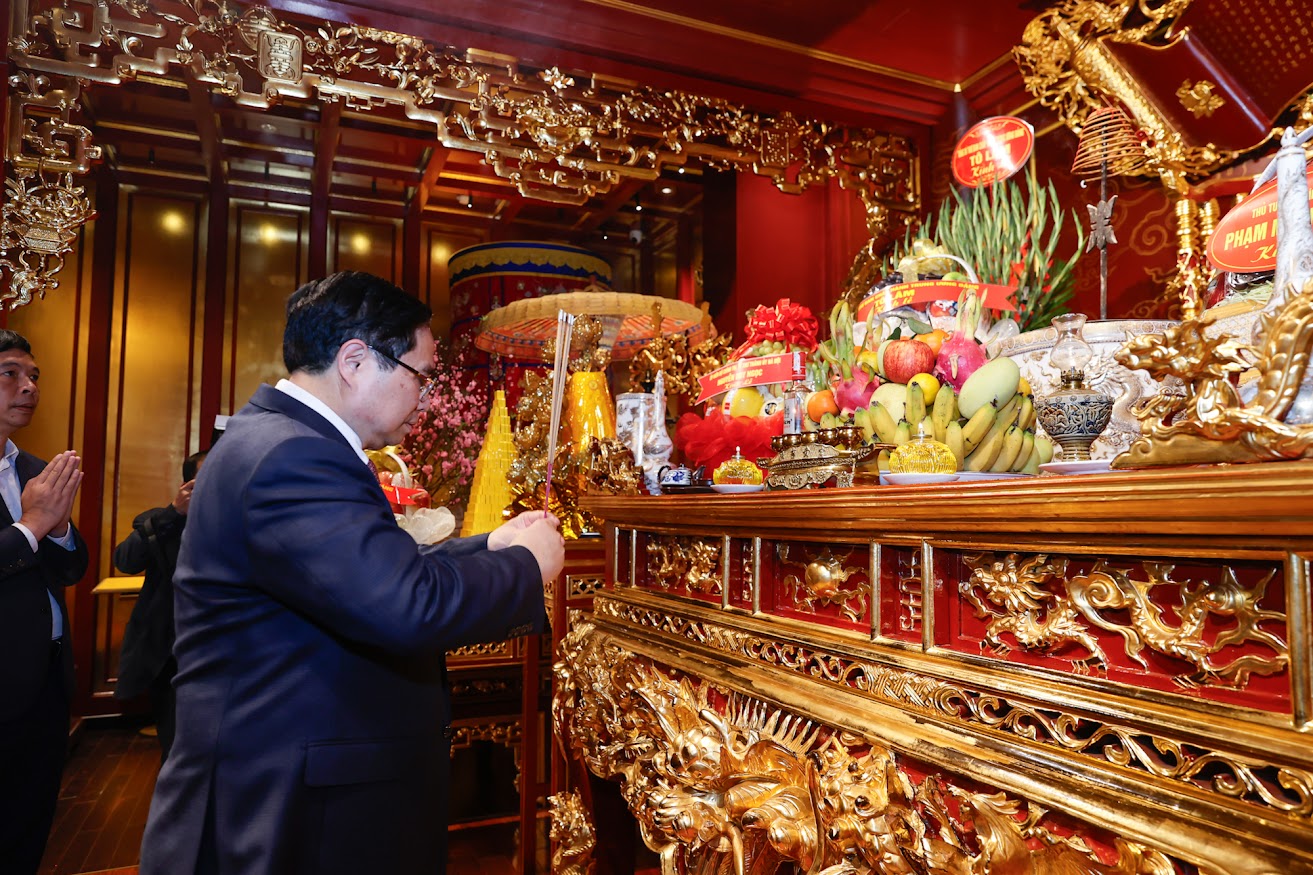 Thủ tướng Phạm Minh Chính dâng hương tại Hoàng thành Thăng Long- Ảnh 2.