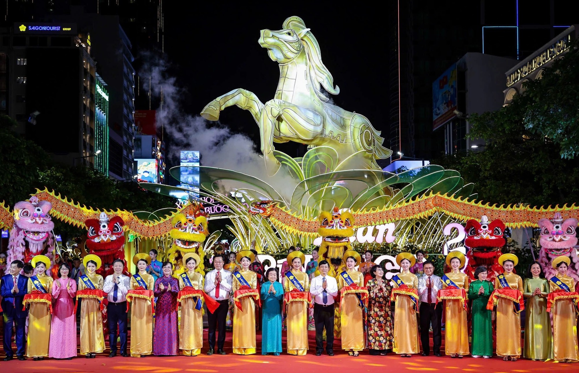 Đường hoa Nguyễn Huệ Tết Bính Ngọ 2026 chính thức mở cửa đón khách- Ảnh 1. Đường hoa Nguyễn Huệ Tết Bính Ngọ 2026 chính thức mở cửa đón khách- Ảnh 1.