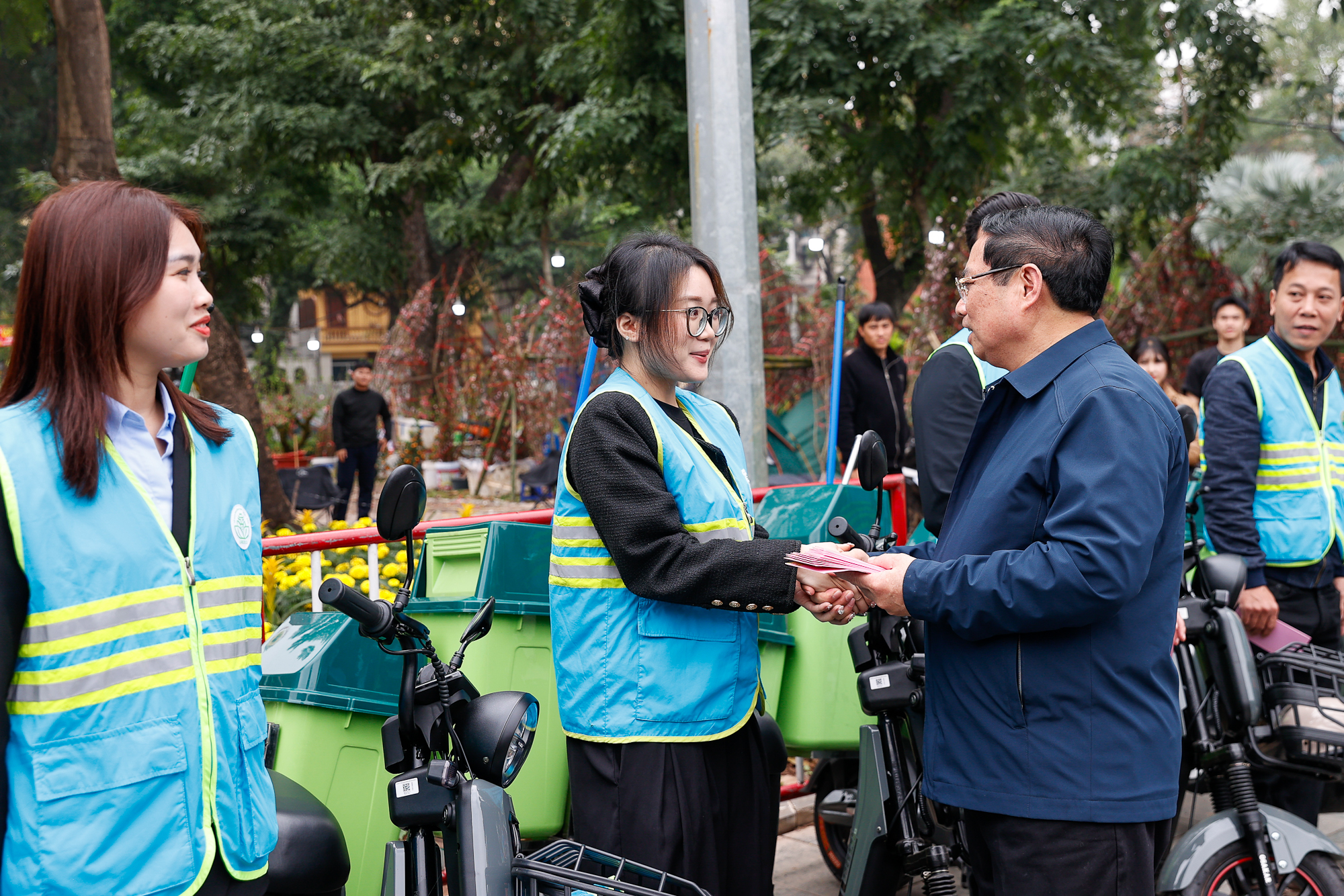 Thủ tướng Phạm Minh Chính cảm ơn, tặng quà công nhân vệ sinh môi trường tại Thủ đô- Ảnh 11.