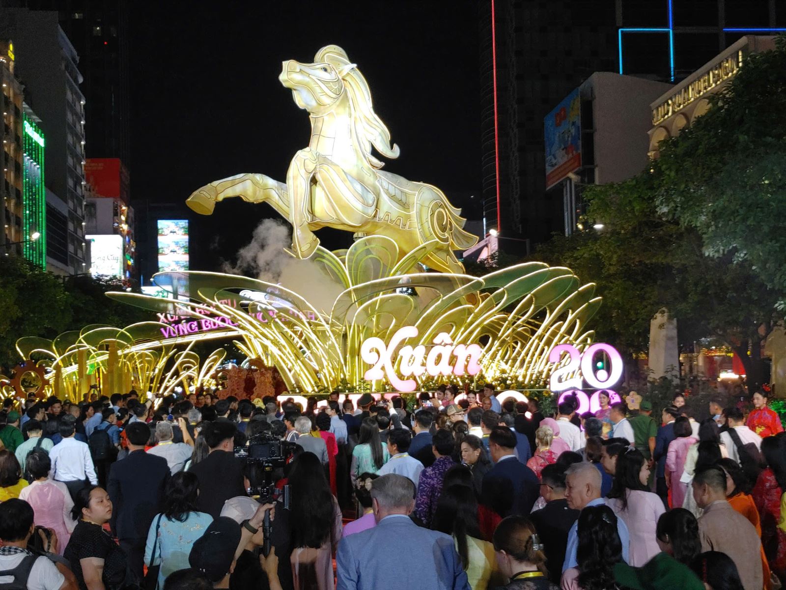 Đường hoa Nguyễn Huệ Tết Bính Ngọ 2026 chính thức mở cửa đón khách- Ảnh 2. Đường hoa Nguyễn Huệ Tết Bính Ngọ 2026 chính thức mở cửa đón khách- Ảnh 2.