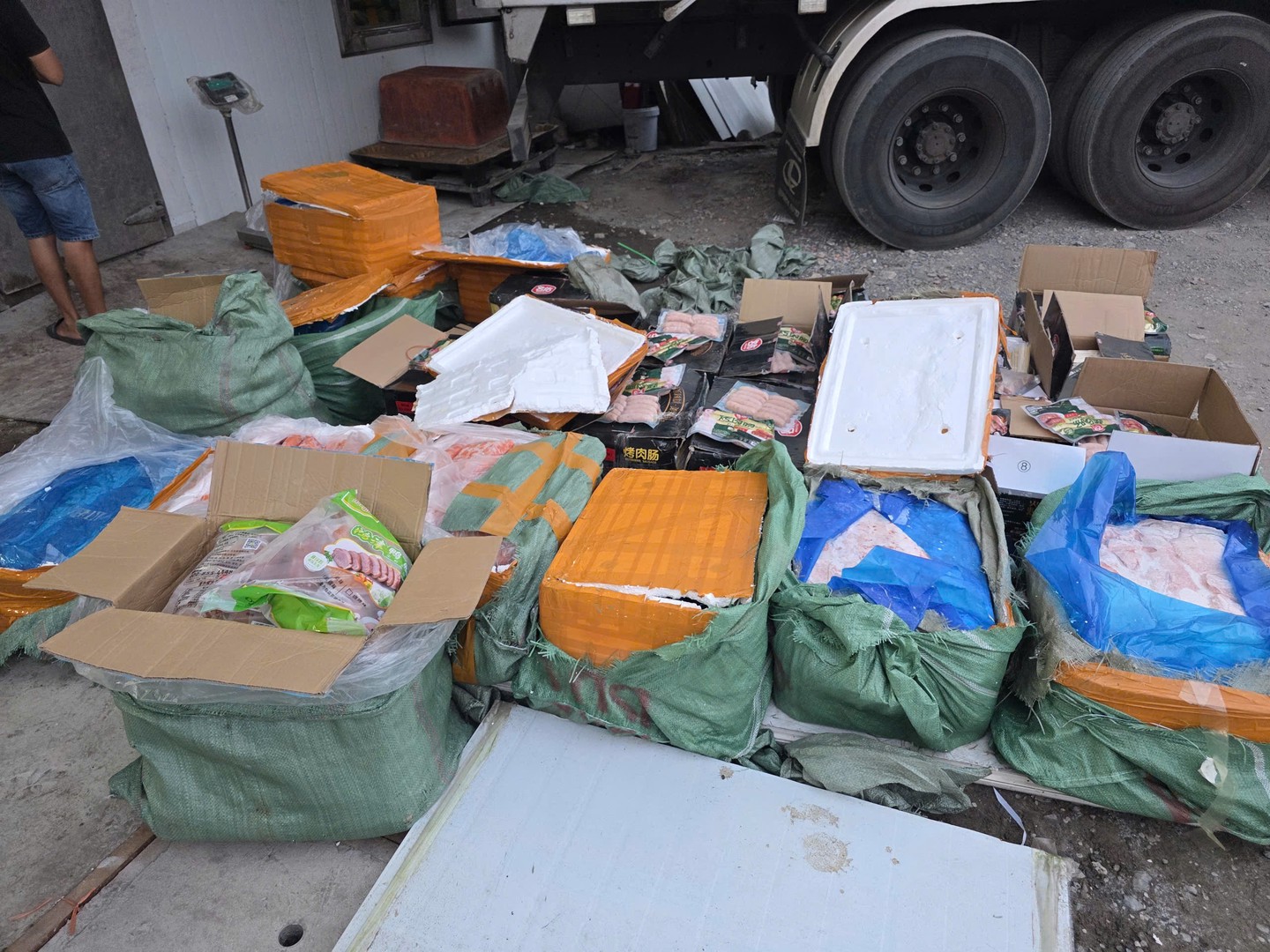 Tiêu hủy hơn 28 tấn thực phẩm đông lạnh không rõ nguồn gốc- Ảnh 1.