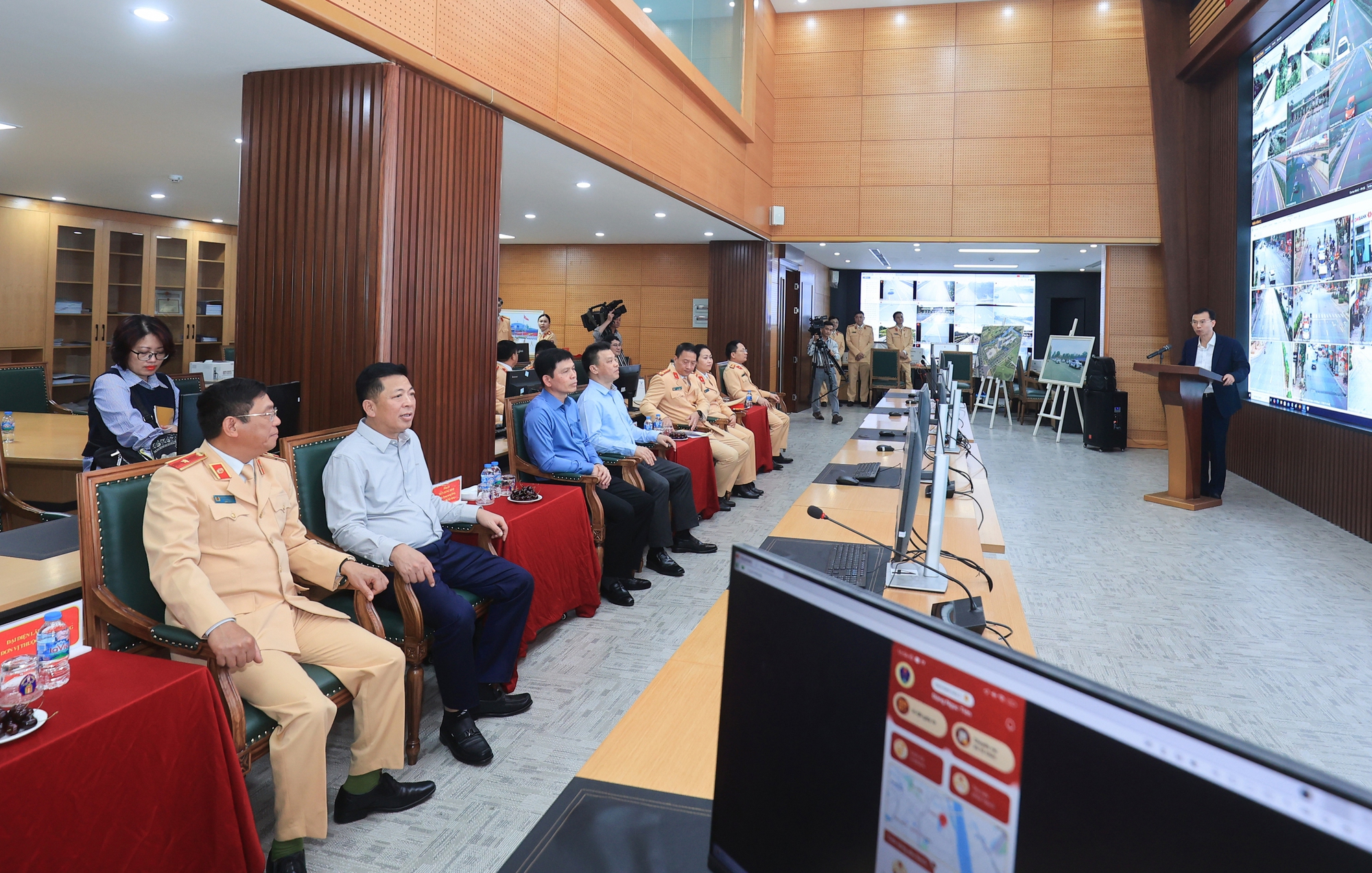 Vận tải an toàn, thông suốt trước thềm năm mới- Ảnh 8. Vận tải an toàn, thông suốt trước thềm năm mới- Ảnh 8.