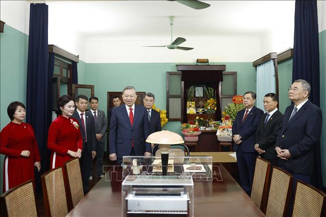 Tổng Bí thư Tô Lâm dâng hương tại Khu Di tích Hoàng thành Thăng Long và Di tích nhà 67