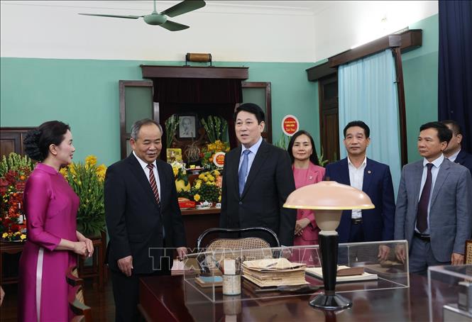 Chủ tịch nước Lương Cường dâng hương tưởng niệm Chủ tịch Hồ Chí Minh- Ảnh 3. Chủ tịch nước Lương Cường dâng hương tưởng niệm Chủ tịch Hồ Chí Minh- Ảnh 3.