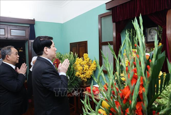 Chủ tịch nước Lương Cường dâng hương tưởng niệm Chủ tịch Hồ Chí Minh- Ảnh 2. Chủ tịch nước Lương Cường dâng hương tưởng niệm Chủ tịch Hồ Chí Minh- Ảnh 2.