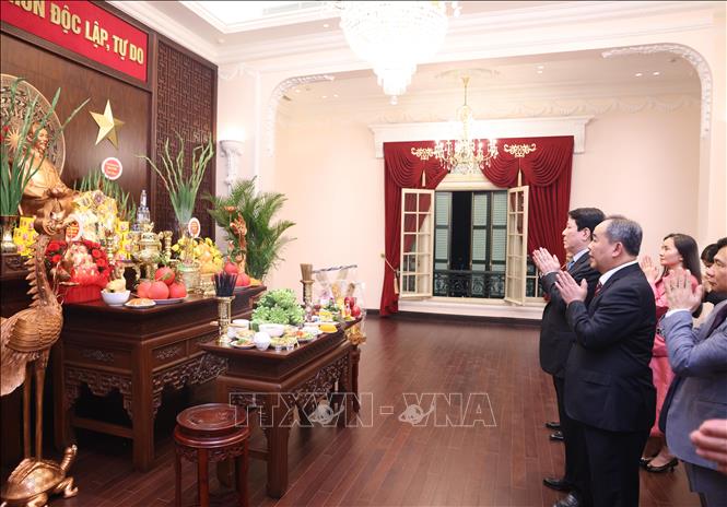 Chủ tịch nước Lương Cường dâng hương tưởng niệm Chủ tịch Hồ Chí Minh- Ảnh 4. Chủ tịch nước Lương Cường dâng hương tưởng niệm Chủ tịch Hồ Chí Minh- Ảnh 4.