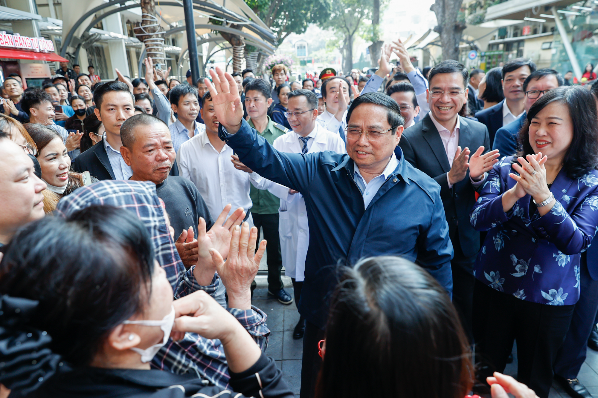 Thủ tướng: Phát huy vai trò các bệnh viện tuyến cuối 'giành giật sự sống, là hy vọng lớn nhất của người bệnh'- Ảnh 1. Thủ tướng: Phát huy vai trò các bệnh viện tuyến cuối 'giành giật sự sống, là hy vọng lớn nhất của người bệnh'- Ảnh 1.