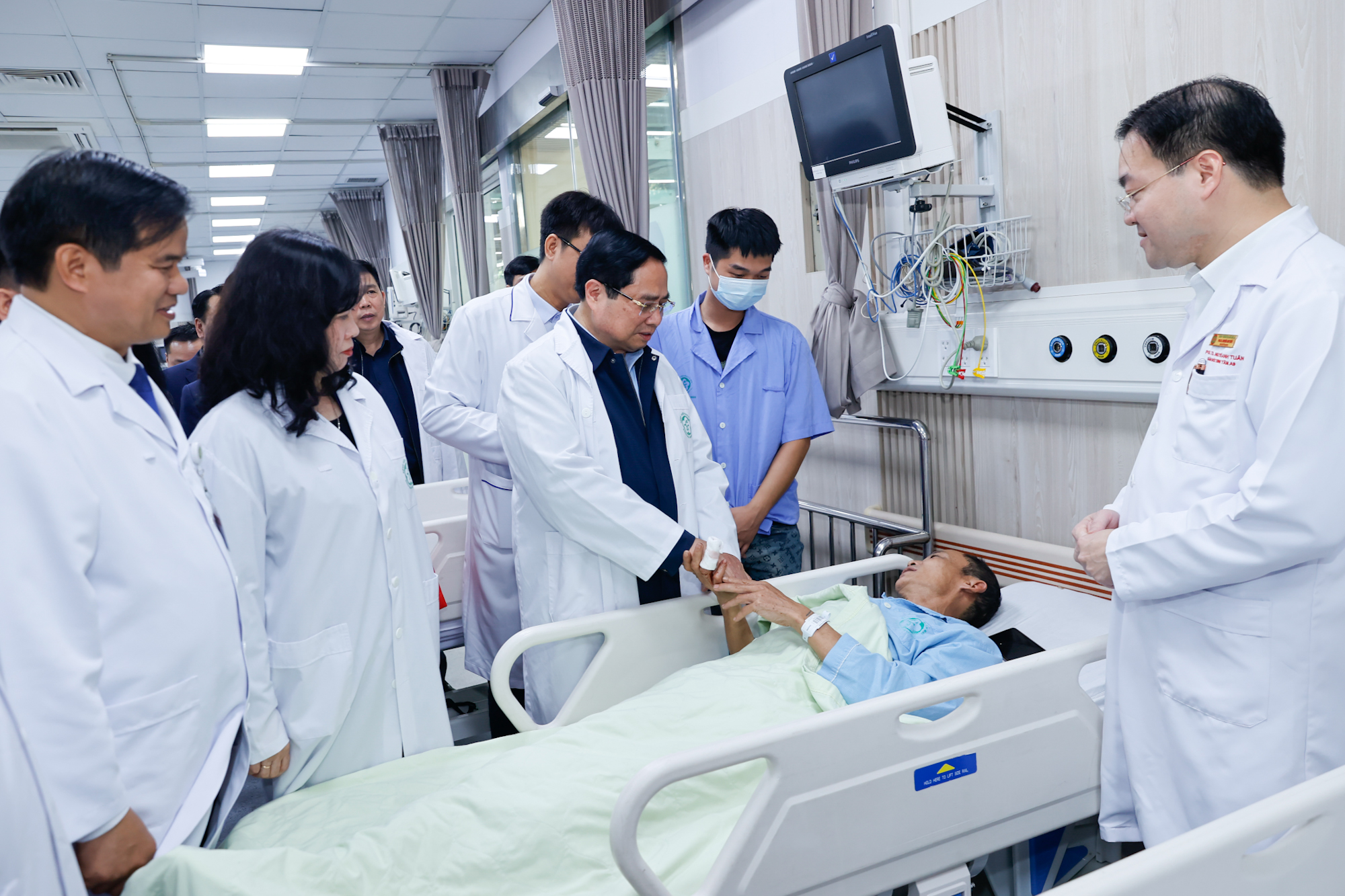 Thủ tướng: Phát huy vai trò các bệnh viện tuyến cuối 'giành giật sự sống, là hy vọng lớn nhất của người bệnh'- Ảnh 3. Thủ tướng: Phát huy vai trò các bệnh viện tuyến cuối 'giành giật sự sống, là hy vọng lớn nhất của người bệnh'- Ảnh 3.