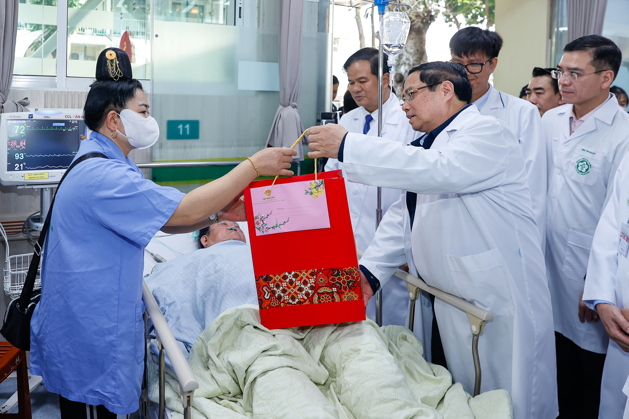 Thủ tướng: Phát huy vai trò các bệnh viện tuyến cuối 'giành giật sự sống, là hy vọng lớn nhất của người bệnh'- Ảnh 4. Thủ tướng: Phát huy vai trò các bệnh viện tuyến cuối 'giành giật sự sống, là hy vọng lớn nhất của người bệnh'- Ảnh 4.