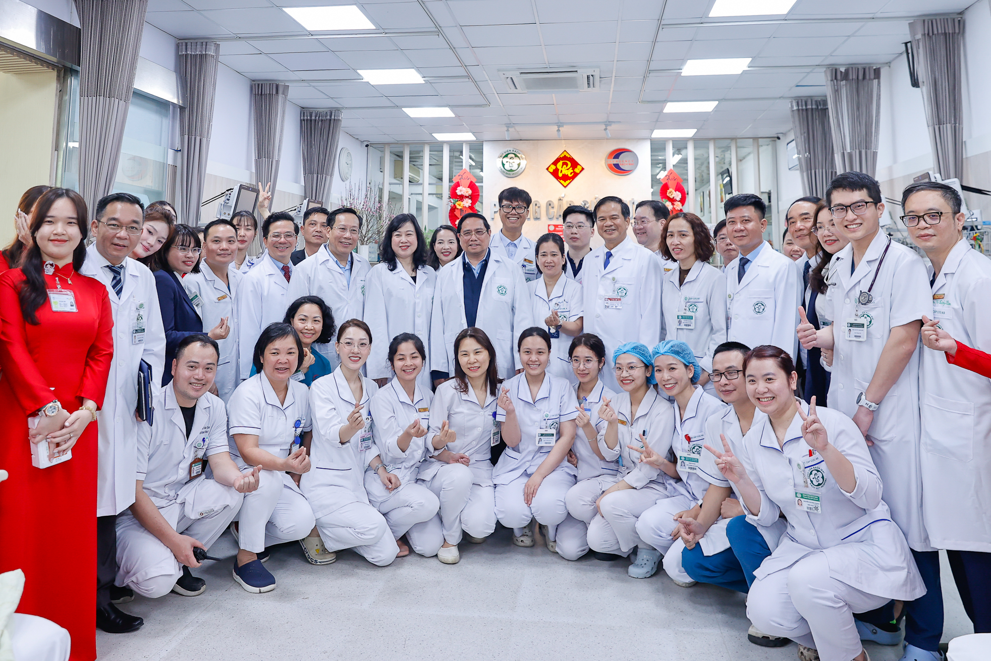 Thủ tướng: Phát huy vai trò các bệnh viện tuyến cuối 'giành giật sự sống, là hy vọng lớn nhất của người bệnh'- Ảnh 13. Thủ tướng: Phát huy vai trò các bệnh viện tuyến cuối 'giành giật sự sống, là hy vọng lớn nhất của người bệnh'- Ảnh 13.