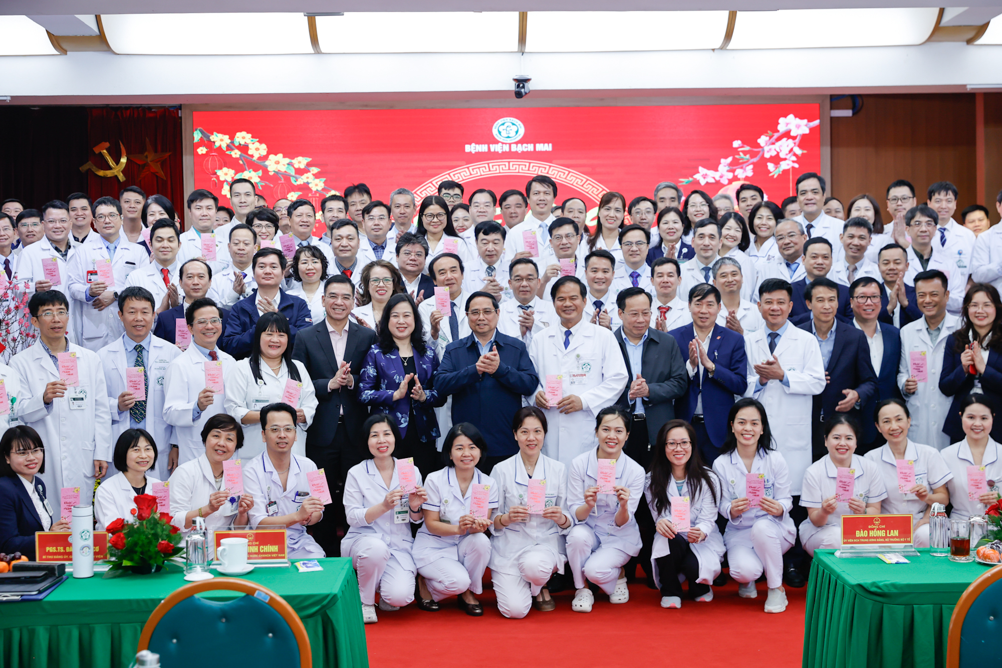 Thủ tướng: Phát huy vai trò các bệnh viện tuyến cuối 'giành giật sự sống, là hy vọng lớn nhất của người bệnh'- Ảnh 7. Thủ tướng: Phát huy vai trò các bệnh viện tuyến cuối 'giành giật sự sống, là hy vọng lớn nhất của người bệnh'- Ảnh 7.