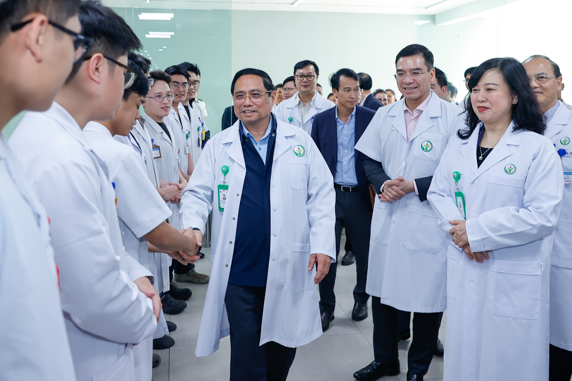 Thủ tướng: Phát huy vai trò các bệnh viện tuyến cuối 'giành giật sự sống, là hy vọng lớn nhất của người bệnh'- Ảnh 9. Thủ tướng: Phát huy vai trò các bệnh viện tuyến cuối 'giành giật sự sống, là hy vọng lớn nhất của người bệnh'- Ảnh 9.