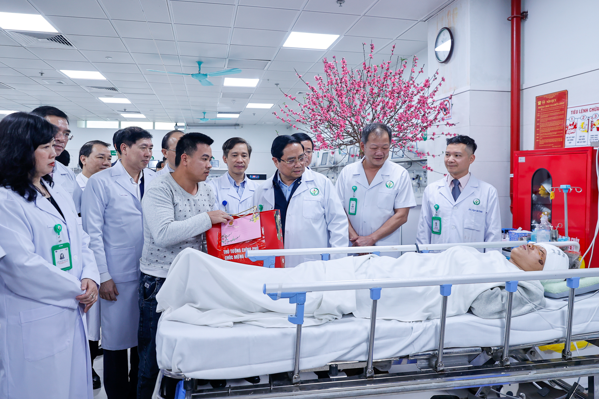 Thủ tướng: Phát huy vai trò các bệnh viện tuyến cuối 'giành giật sự sống, là hy vọng lớn nhất của người bệnh'- Ảnh 11. Thủ tướng: Phát huy vai trò các bệnh viện tuyến cuối 'giành giật sự sống, là hy vọng lớn nhất của người bệnh'- Ảnh 11.