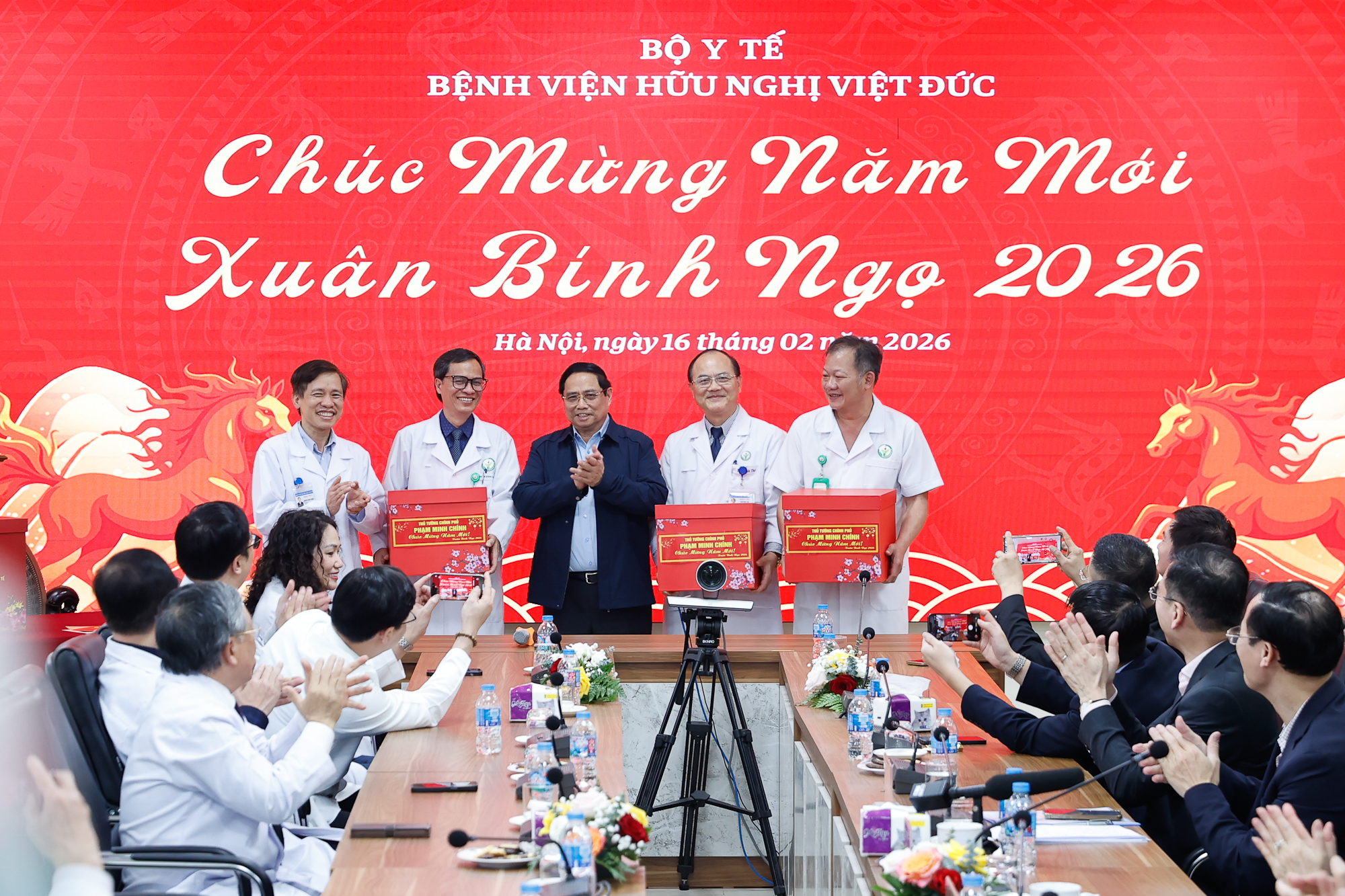 Thủ tướng: Phát huy vai trò các bệnh viện tuyến cuối 'giành giật sự sống, là hy vọng lớn nhất của người bệnh'- Ảnh 12. Thủ tướng: Phát huy vai trò các bệnh viện tuyến cuối 'giành giật sự sống, là hy vọng lớn nhất của người bệnh'- Ảnh 12.